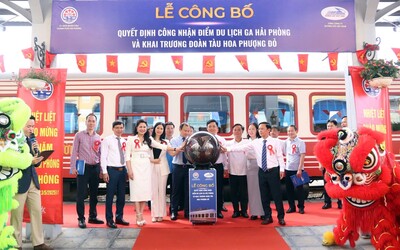 Đoàn tàu Hoa Phượng Đỏ - nét đẹp mới của du lịch Hải Phòng